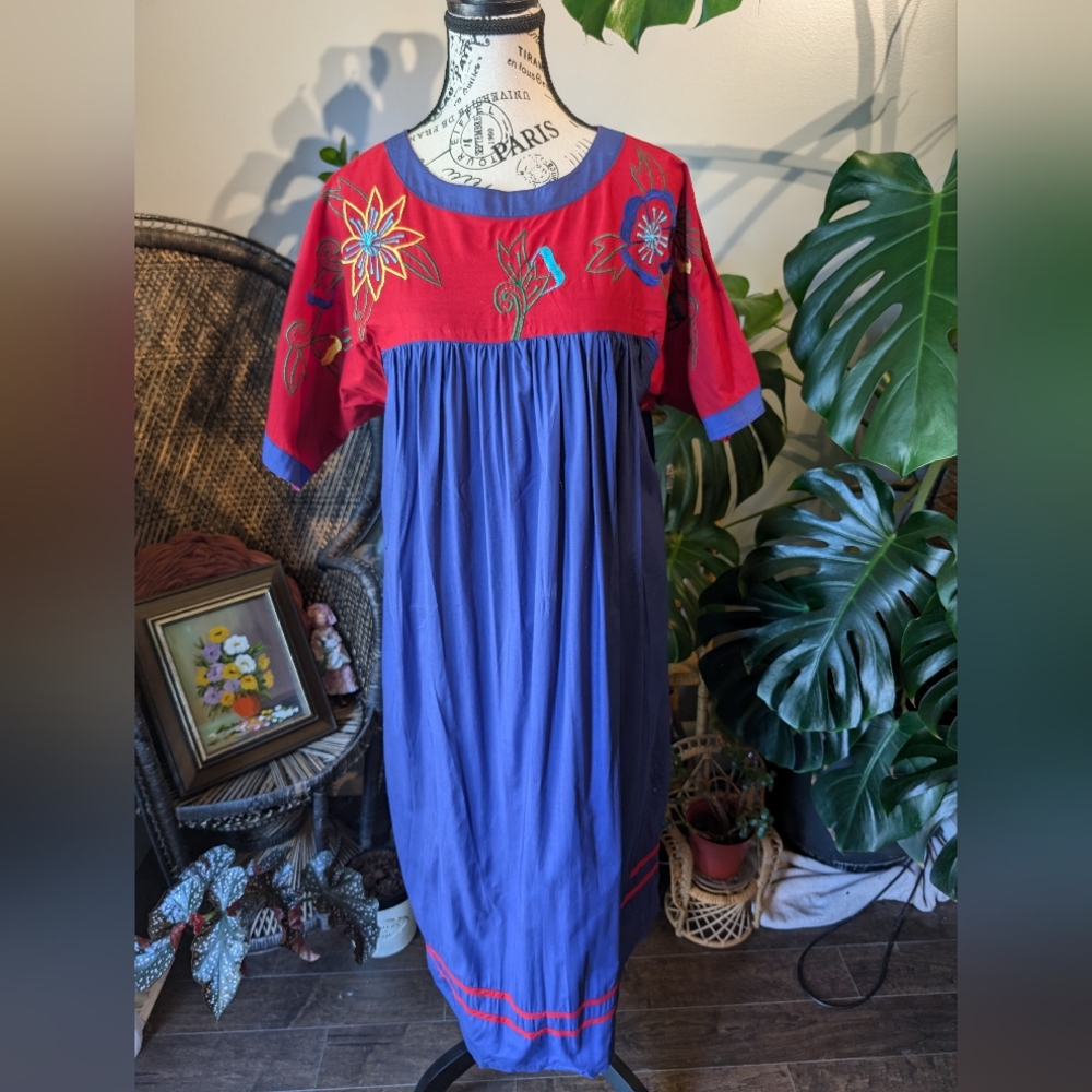 Vintage Women's La Lingerie 100% Cotton Embroidered Nightgown Size Small